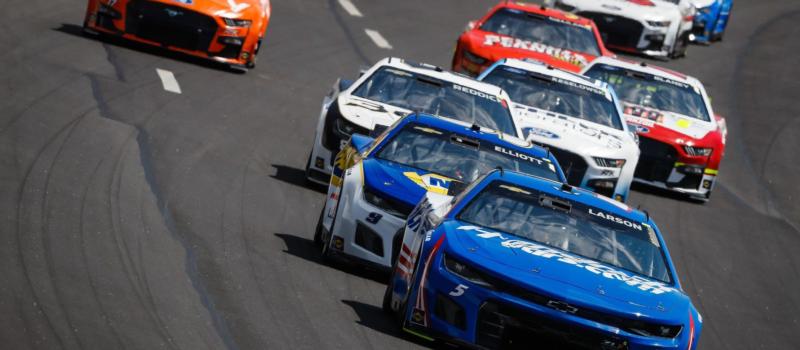 Kyle Larson and Chase Elliott lead a group of cars during practice for the 2022 Folds of Honro QuikTrip 500.